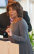 Alfre Woodard interprète Betty Applewhite.