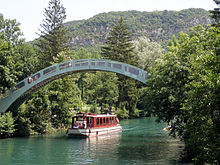 Un bateau sur le canal de Savières