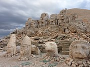 Monte Nemrut é unha montaña de 2150 m de altitude do sueste de Turquía, coñecida polas estatuas pertencentes a unha tumba do século I a. C.