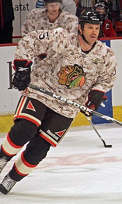 Jassen Cullimore v dresu Chicago Blackhawks.