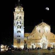 La facciata ed il campanile del duomo di sera