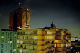 Blick aus einer Sozialwohnung in Aubervilliers; im Hintergrund ist das Hochhaus Tour La Villette zu sehen.