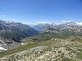 Il Colle del Piccolo Moncenisio visto dalla cresta che scende dal Monte Malamot verso la Batteria Pattacroce. Al margine sinistro dell'immagine si scorge la vetta della Pierre Menue (o Aiguille de Scolette) e sullo sfondo il Massiccio della Vanoise.