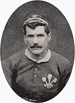 Portrait en buste d'Arthur Gould portant le maillot gallois.