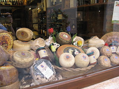 Vitrine de meules à Pienza.