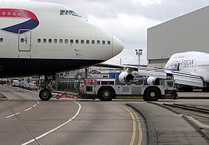 Буксировка самолёта Boeing 747 в аэропорту Хитроу.