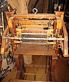 Deutsch: Strumpfwirkerstuhl English: Historic loom for the weaving of socks