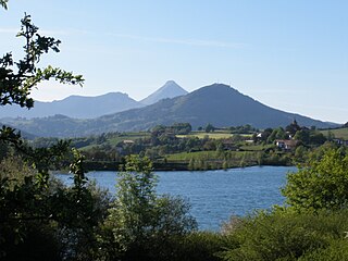 Uharkaren atzean Aozaratza auzoa, Murugain mendia hurrengo planoan eta hondoan Anboto eta Izpizte ipar-mendebalderantz.