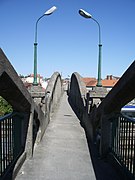 L'ancienne passerelle qui surplombait les voies (2011).