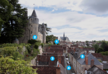 Photographie en couleurs légendée d'une ville en contrebas d'un château. Voir légende détaillé ci-dessous.