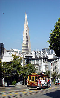 Cable Car devant le quartier financier. (définition réelle 1 494 × 2 402)