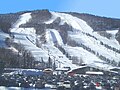 Le centre de ski en hiver.