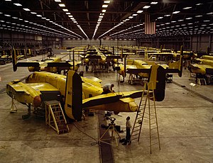 Процесс сборки бомбардировщиков North American B-25 Mitchell. Канзас-сити, США.