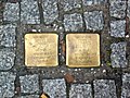 Stolpersteine sur la place.