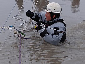 Carmen Domínguez (Karmenka), aforando en un río glaciar en julio de 2012