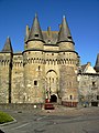 Le château de Vitré : façade principale (entrée) donnant sur la place du château 2