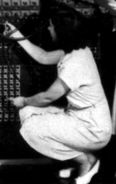 Ruth Teitelbaum trabajando en la ENIAC