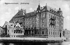 Gamla sparbankshuset, mellan 1901 och 1915. Framför syns Kruckenbergska huset med Automatrestauranten i Jönköping. Fotot är taget före 1918.