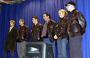 Cast of the 2001 film Ocean's Eleven at Incirlik Air Base, Turkey. From left to right: Brad Pitt, George Clooney, Matt Damon, Andy Garcia, Julia Roberts and director, Steven Soderbergh (7 December 2001)