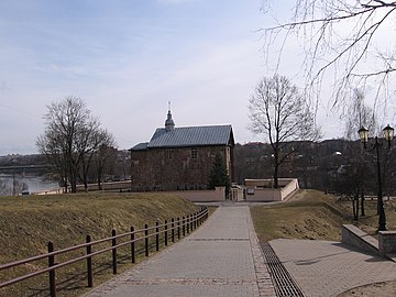 Доріжка в Калозькому парку, котра веде до Борисоглібської церкви. 2011—2012 р.