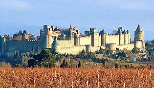 Ciudadela de Carcasona, restaurada por Eugène Viollet-le-Duc (desde 1854) y acabada por sus discípulos (hasta 1913)