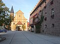 Marktplatz mit Pfarrkirche (links) und Rathaus (rechts)