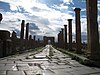 Straße zum Trajansbogen in Timgad, Algerien