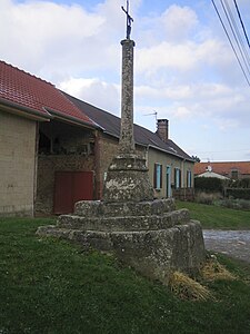 Calvaire, avec fût de pierre dressé sur une base massive, en léger surplomb de la route.