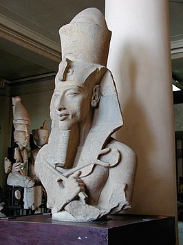 Beeld van farao Achnaton Egyptisch Museum