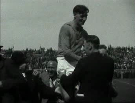 Wim Anderiesen op de schouders na het landskampioenschap van 1937.