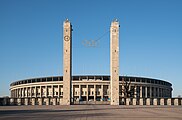 la orienta pordego, ĉefa enirejo, kun la kvin olimpikaj ringoj