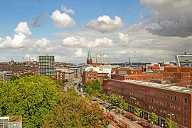 Nouvelle Mairie de Kiel, et vue vers le port avec la tour de Saint-Nicolas.