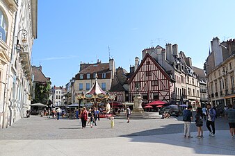 Place François-Rude de Dijon, et fontaine du Bareuzai.