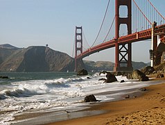 Le pont et les eaux déchaînées du Golden Gate.