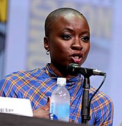 Danai Gurira intèrpret Okoye.