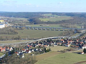 Viaduct Saaletalbrücke in de A4; op de voorgrond stadsdeel Göschwitz van Jena