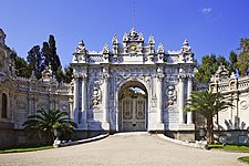 O Palacio de Dolmabahçe foi o primeiro palacio de estilo europeo (neobarroco) en Istambul.