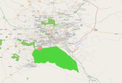 Mapa konturowa Nairobi, blisko centrum na lewo znajduje się punkt z opisem „McMillan Memorial Library”