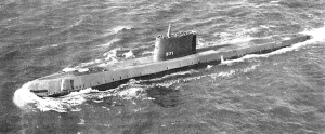 水上航走する世界初の原子力潜水艦ノーチラス。1955年1月20日、原子力航行試験中の写真