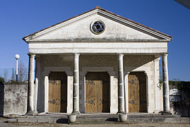 Façade d’un bâtiment montrant quatre colonnes.