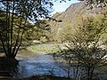 la meza parto de la rivero alvale de Altenahr kun roko de la Langfig