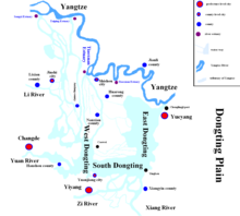 Dongtingjärven kartta. Järvi jaetaan usein itä-, etelä- ja keskiosaan ((englanniksi) East Donting, South D. ja West D.).