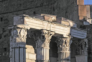 Dettaglio dei capitelli e dell'architrave (unica parte rimasta della trabeazione) nelle colonne sul fianco destro del tempio di Marte Ultore.