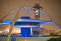 Le Theme Building et la tour de contrôle.