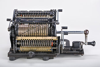 Calculatrice mécanique, de marque Brunsviga, produite entre 1934 et 1947. Elle est dotée d'un arithmomètre d'Odhner. (définition réelle 5 449 × 3 633)