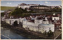 Photographie des années 1920 du théâtre national et de la forteresse