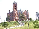 Syracuse'i ulikooli linnakus asuv 1889. aastal valminud uusromaanika stiils Crouse College, kus asub ülikooli kujutava kunsti ja näitekunsti kolledž