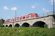 Flutbrücke mit der S-Bahn S9 (Baureihe 422)