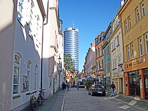 De Wagnergasse in de binnenstad, centrum van het (nachtelijk) uitgaansleven met o.a. veel cafés