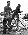 Un soldat allié pose près d'un mortier lourd Type 97 capturé à Peleliu.